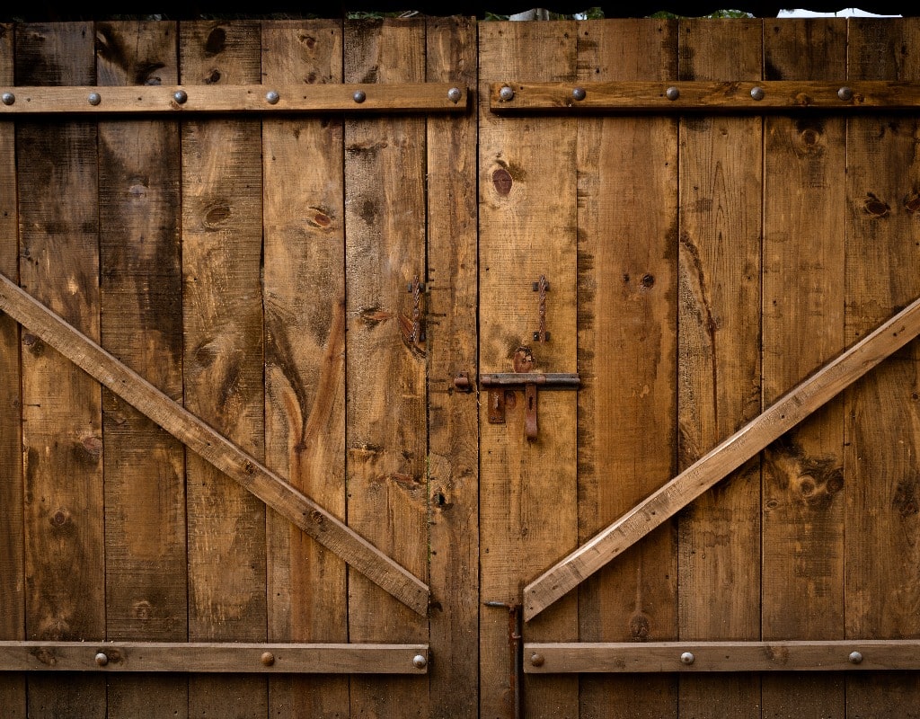 Puerta vieja de madera con cerradura